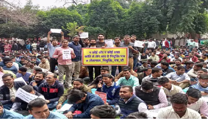 लखनऊ में राजस्व परिषद मुख्यालय घेरने पहुंचे लेखपाल