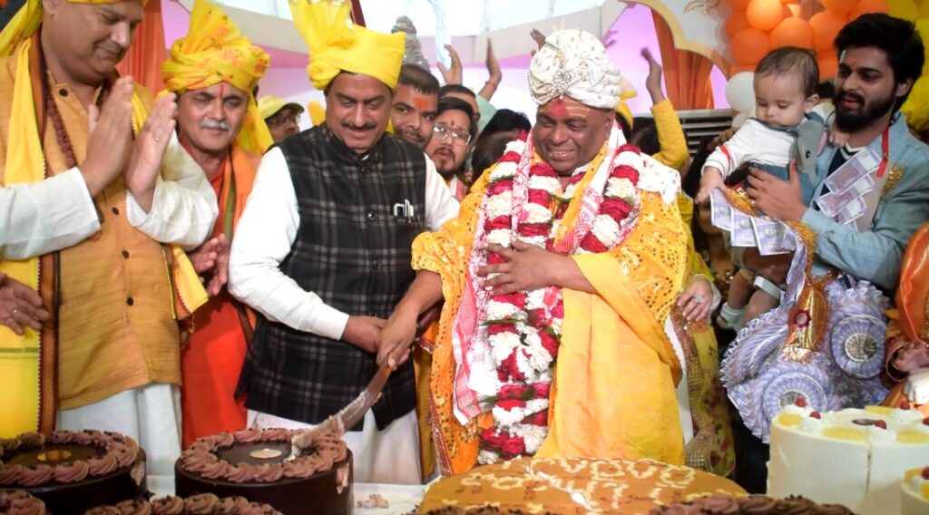 करौली शंकर महादेव धाम: कमलेश कपूर व तरुण सागर ने बाबा के चरणों में लगाई अपनी अर्जी