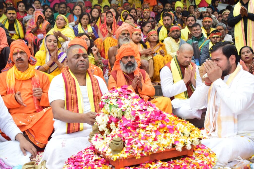 दंडवत यात्रा में हजारों की संख्या में भक्तों की रही मौजूदगी