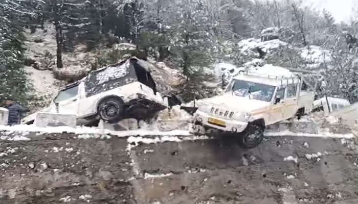 हिमाचल के सोलंग में हिमस्खलन से पलटी कई गाड़ियां पलटीं