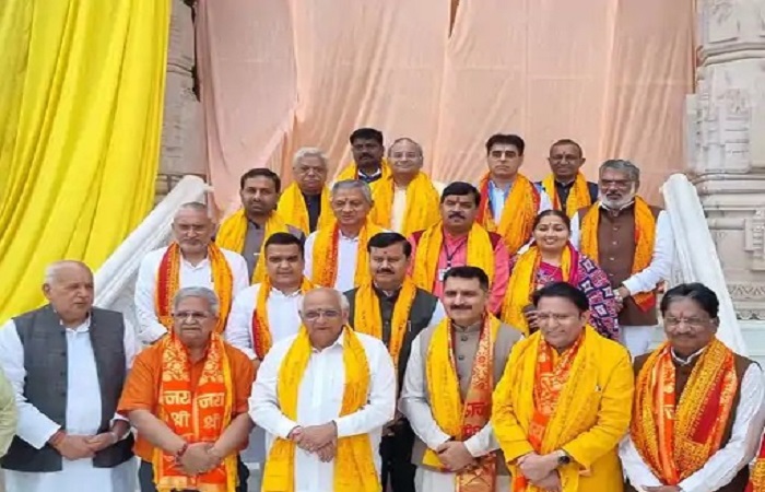 गुजरात सीएम ने कैबिनेट संग किए रामलला के दर्शन