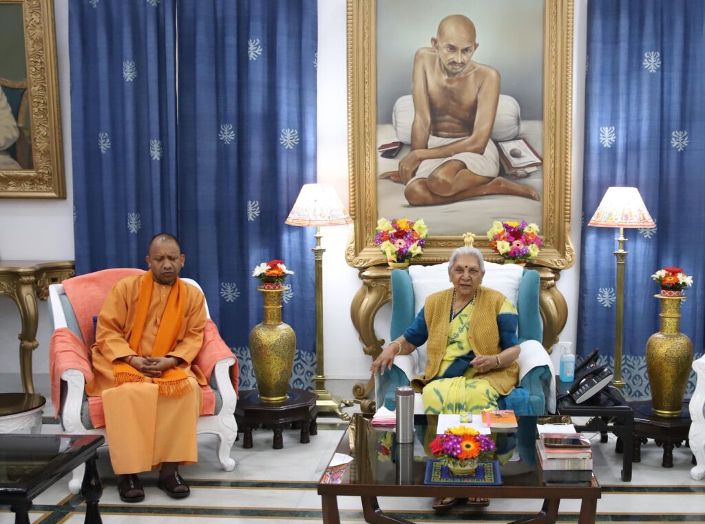 UP Cabinet Expansion: मंत्रिमंडल विस्तार की सुगबुगाहट तेज, सीएम योगी ने की राज्यपाल से मुलाकात