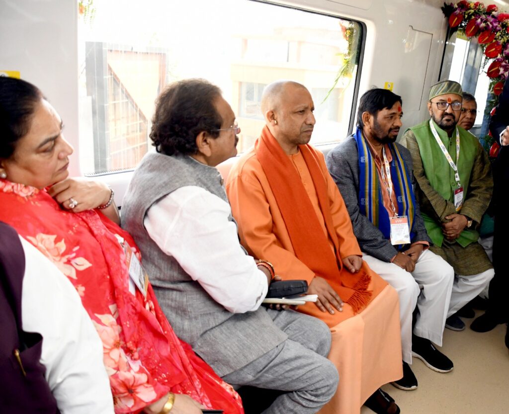 पीएम मोदी ने आगरा मेट्रो को वर्चुअली दिखाई हरी झंडी, सीएम योगी ने किया सफर