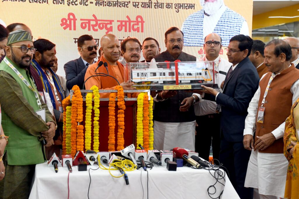 पीएम मोदी ने आगरा मेट्रो को वर्चुअली दिखाई हरी झंडी, सीएम योगी ने किया सफर