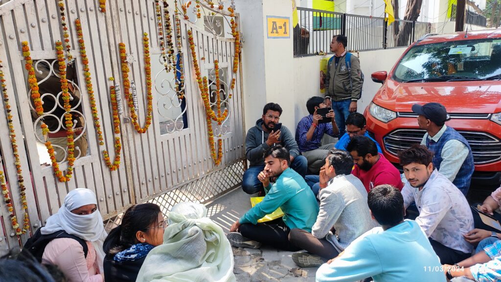 69000 शिक्षक भर्ती: अभ्यर्थियों ने घेरा मंत्री ओपी राजभर का आवास, जमकर की नारेबाजी