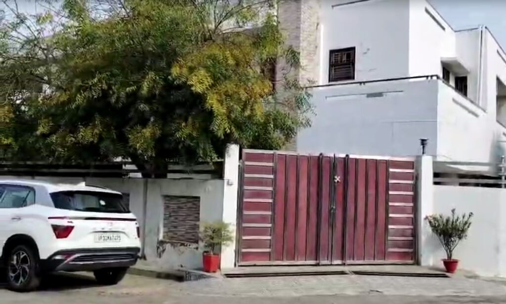 Raid on Gayatri Prajapati House: पूर्व कैबिनेट मंत्री के 17 ठिकानों पर ED की रेड