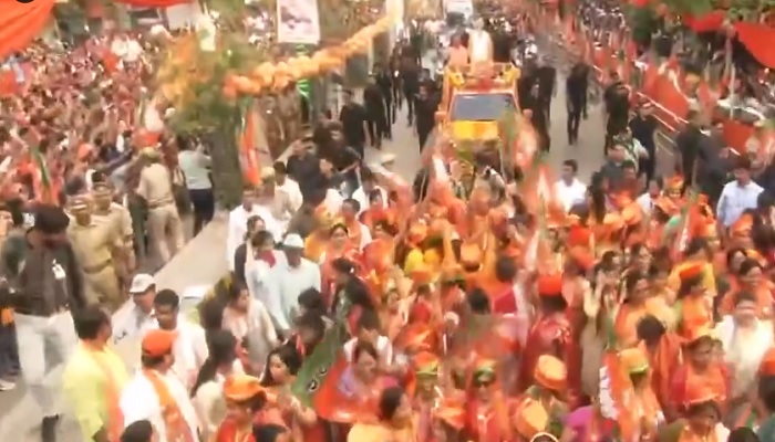 वाराणसी: बीएचयू गेट से शुरू हुआ पीएम मोदी का मेगा रोड शो