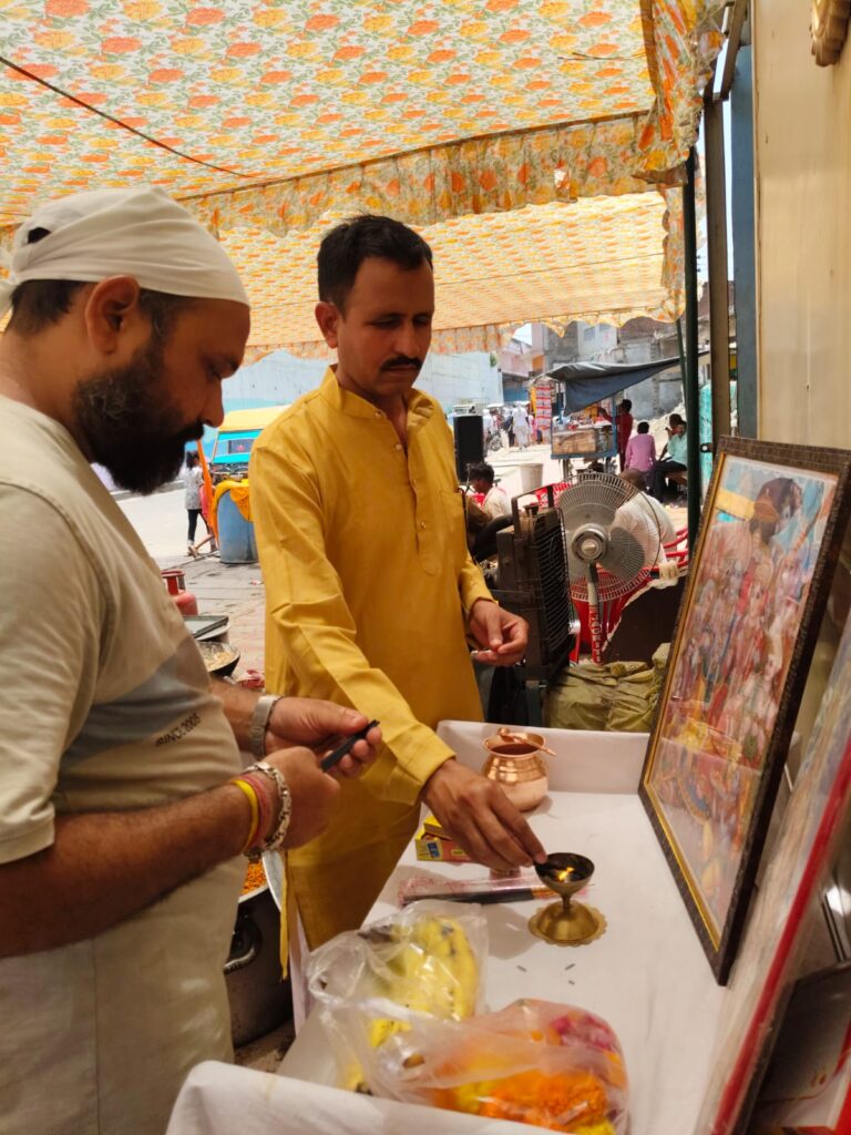 बड़ा मंगल: भक्ति से सराबोर रहा हिंदुस्तान अस्पताल का भंडारा, भक्तों ने जमकर चखा प्रसाद