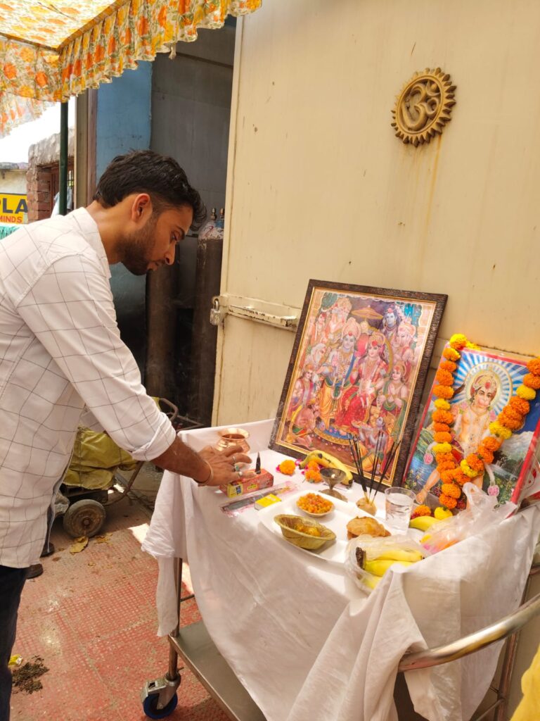 बड़ा मंगल: भक्ति से सराबोर रहा हिंदुस्तान अस्पताल का भंडारा, भक्तों ने जमकर चखा प्रसाद