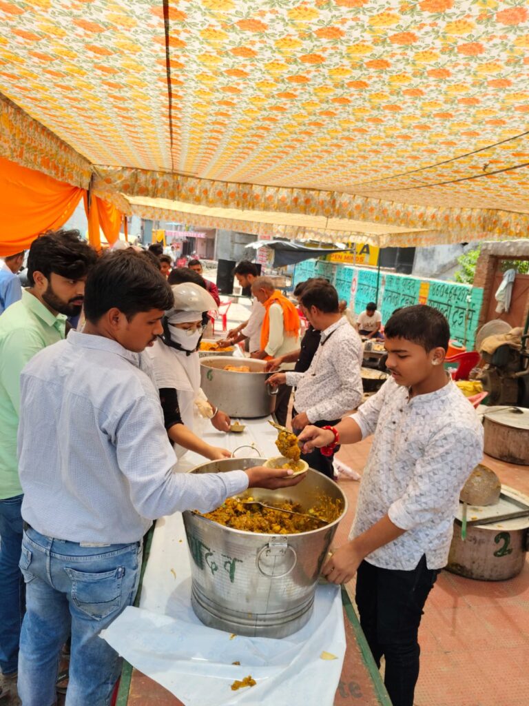 बड़ा मंगल: भक्ति से सराबोर रहा हिंदुस्तान अस्पताल का भंडारा, भक्तों ने जमकर चखा प्रसाद