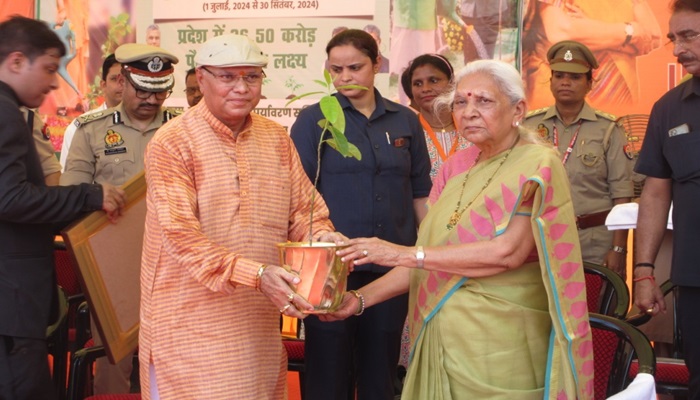 राज्यपाल आनंदीबेन पटेल ने सीतापुर में किया पौधरोपण, बच्चों में भी किया वितरण