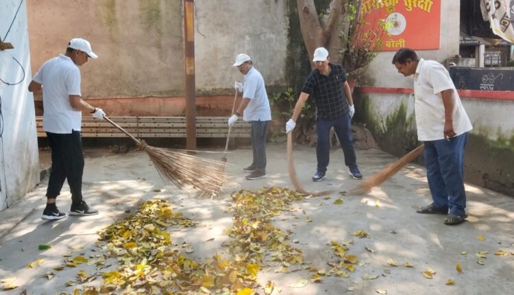 प्रशासनिक अधिकारियों ने चलाया स्वच्छता अभियान