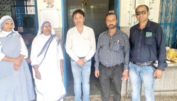 गाँधी जी एवं शास्त्री जी की जयंती की पूर्व संध्या पर प्रेम निवास में फल, मिष्ठान वितरण किया