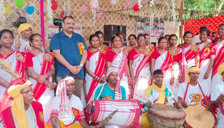 कर्मा पूजा में बिखरे आदिवासी संस्कृति के रंग