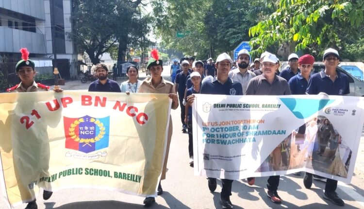 डीपीएस के छात्रों ने स्वच्छता पखवाड़ा अंतर्गत सफाई अभियान चलाया , निकाली प्रभात फेरी