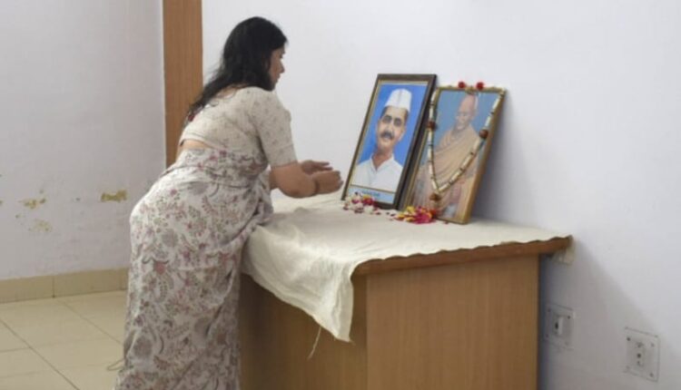 मंडल आयुक्त ने महापुरुषों के चित्रों पर पुष्पांजलि अर्पित की