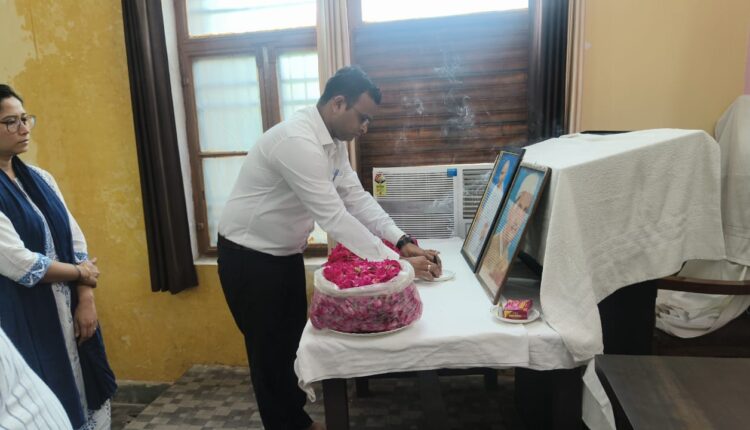 सरकारी कार्यालय व शिक्षण संस्थानों मे बापू को याद कर शहीदों को नमन किया
