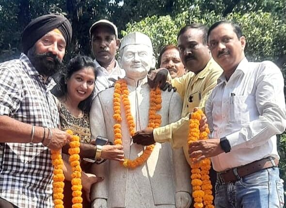 राष्ट्रपिता महात्मा गांधी अहिंसा के पुजारी थे