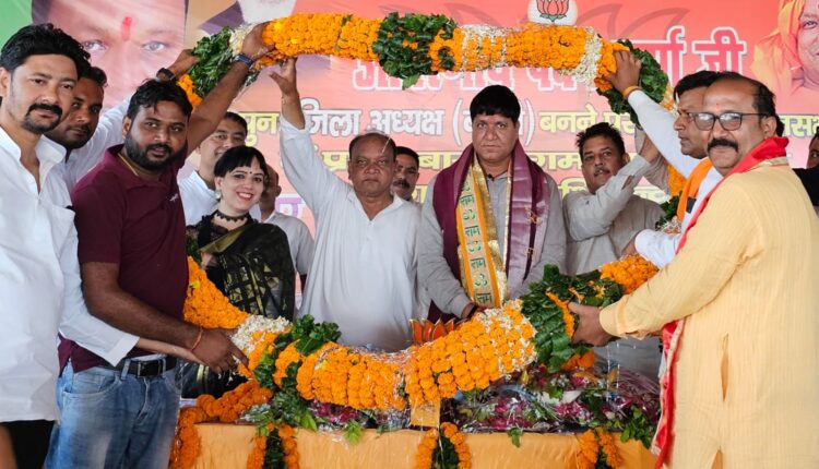 पैत्रिक निवास पहुचने पर गर्म जोशी के साथ जिला अध्यक्ष का हुआ भव्य स्वागत