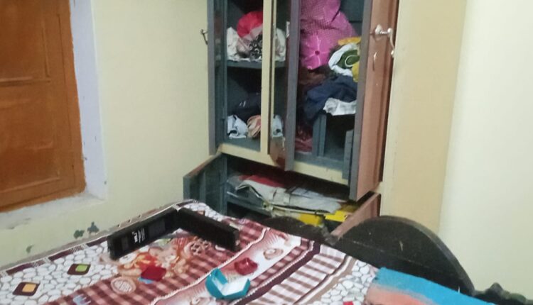 लाखों के गहने व नगदी समेट कर ले गए चोर