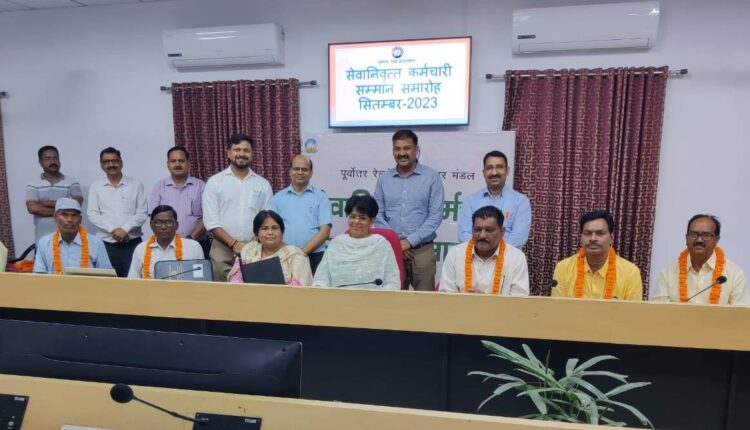 डीआरएम ने सेवानिवृत्ति हुए कर्मचारियों को दस्तावेज एवं गोल्ड प्लेटेड मेडल प्रदान किए