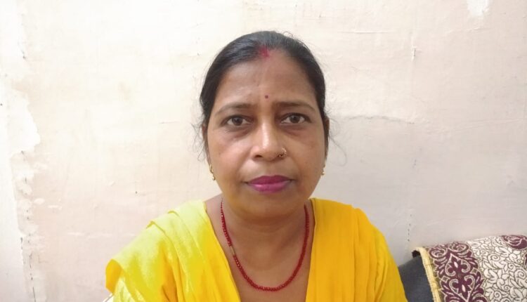 महिला ने नगर पंचायत कर्मचारी पर लगाया 100 रुपए रिश्वत लेने का आरोप