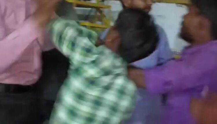 एक ही ऑटो चलाक से क्यों होती है मारपीट जानिये--