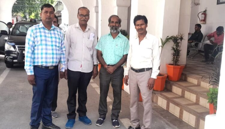 बरेली कालेज के कर्मचारियों ने भ्रष्टाचार पर कार्यवाही को लेकर जिला अधिकारी को दिया ज्ञापन