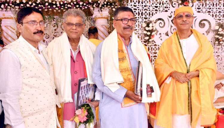 विद्यार्थियों को गुरु का आदर-सत्कार करना चाहिए : सुधांशु जी महाराज