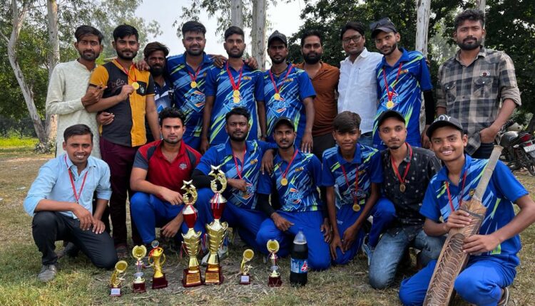 फतेहगंज चैंपियन लीग टूर्नामेंट में राधा रानी नाईट राइडर्स ने जीती ट्रॉफी
