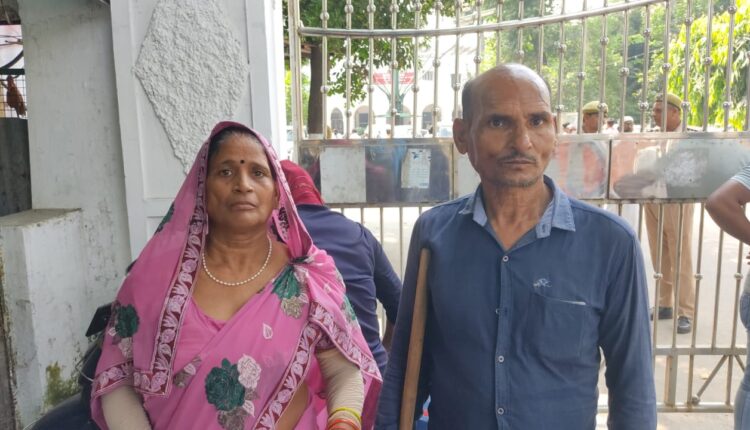 प्रतिबंधित पशु को दबंगों ने पड़ोसी के घूरे में दबाया