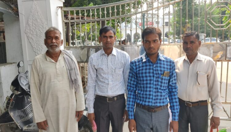 राशन बिक्रेता खाद्यान्न वितरण न करने, गेहूं चावल में रेत कंकड़ मिलाना व घटतौली करने की शिकायत डीएम से की