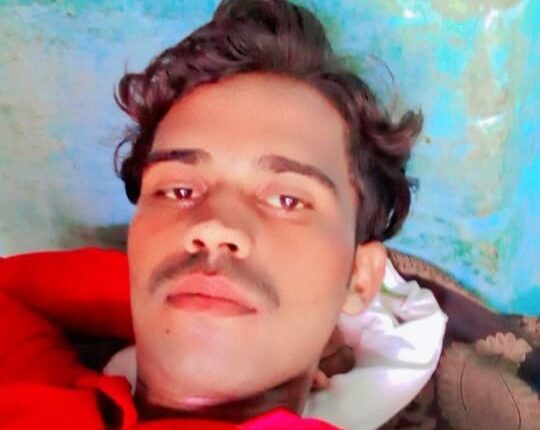 कनागत की दावत खाने गए ग्रामीण का शव आंवला अलीगंज रोड पर पेड़ पर लटका मिला