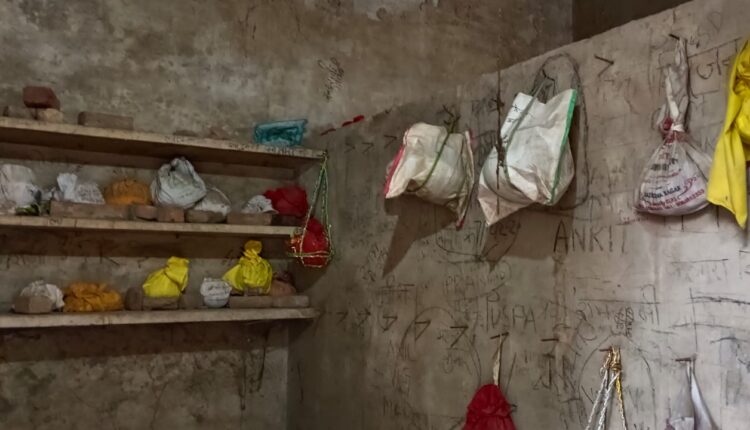 अपने परिजनों का इंतजार कर रही है अस्थियां