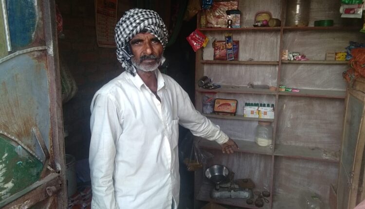 एक किलो चांदी ,पीतल के बर्तन , एक सोने की लर व पांच अंगुठी दो जोड़ी जेवरी, 15 हजार रूपए की नगदी समेत लगभग तीन लाख की चोरी कर ली