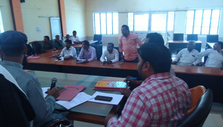 बोर्ड की मीटिंग में सभासद पत्तियों को शासन का हवाला देकर बाहर का रास्ता दिखाया