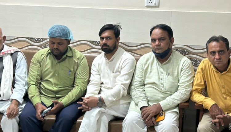 घायल छात्रा के परिजनों से मिले कांग्रेसी