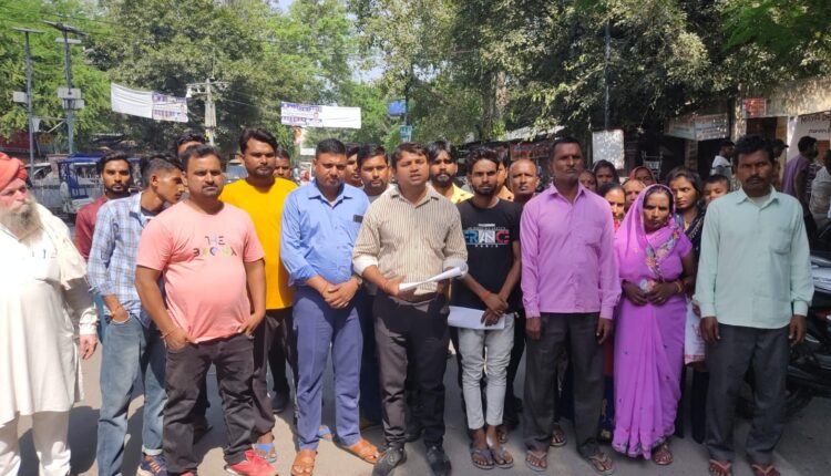 प्रियंका के परिजनों ने डीएम से अस्पताल पर कार्रवाई करने की मांग की