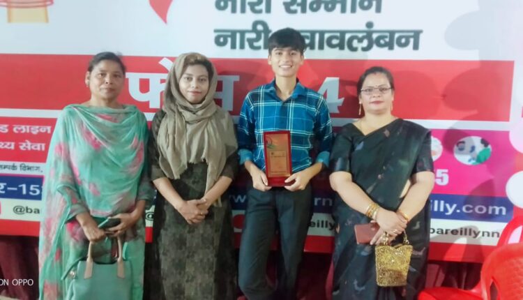 मिशन नारी शक्ति के अवसर पर इस्लामिया गर्ल्स की मूकबधिर छात्रा रिदम शर्मा को किया गया सम्मानित