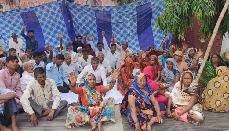 हाईवे में गई जमीन का मुआवजा की मांग करते हुए किसान बैठे धरने पर , मुआबजा नही मिला भूखे मर जाएंगे