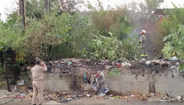 ट्रांसफार्मर से निकली चिंगारी से लगी कूड़े के ढेर में आग