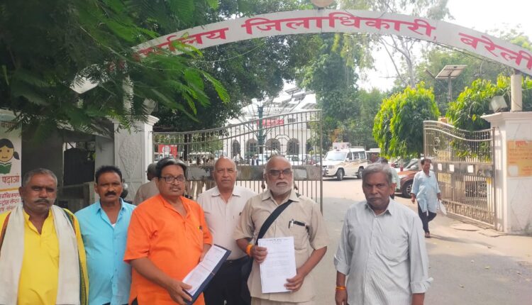 एस एंड सी कर्मचारी यूनियन ने भुगतान को लेकर डीएम को दिया ज्ञापन