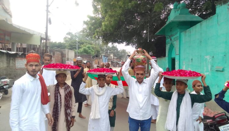 बड़ी सादगी के साथ पेश हुई चादरे व गागर, दरगाह शाहदाना पर बटा शर्बत