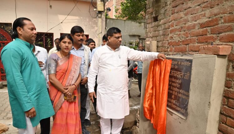 कैंट विधायक ने विधायक निधि से किया कई सड़को का उदघाटन