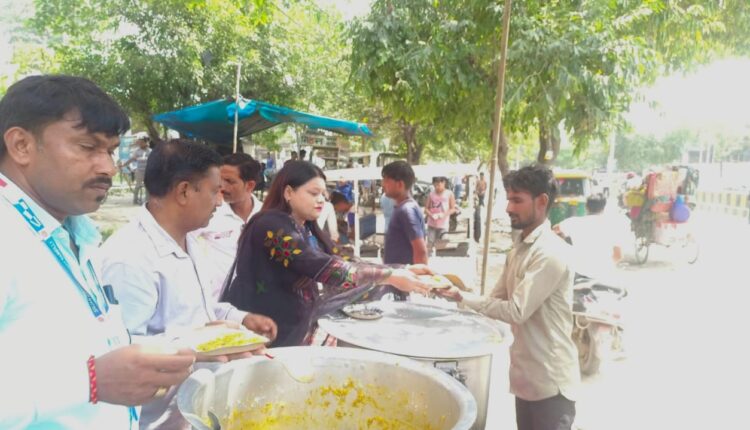 सृजन वैलफेयर ने नवरात्रि पर जरूरतमंदों को भोजन कराया