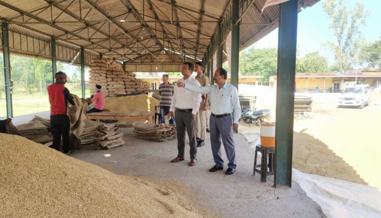 धान खरीद की धीमी गति पर एसडीएम ने जताई नाराजगी