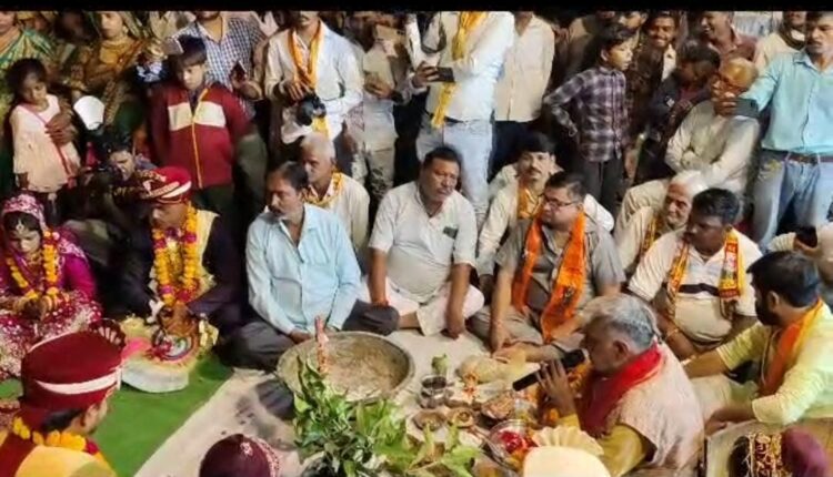 कस्बे में राम बारात के साथ निकाली गई शोभायात्रा, मेला मंच पर हुई चार गरीब कन्याओं की शादी