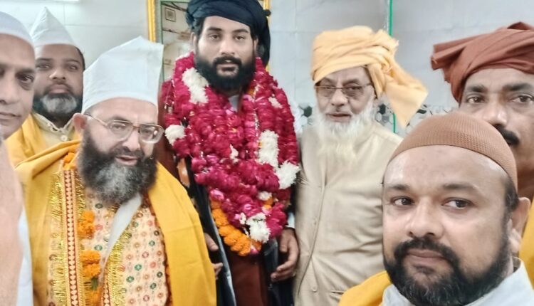 साबिरे पाक के सज़्ज़दा नाशीन ने पेश की अकीदत की चादर शाहदाना वली के दरबार में