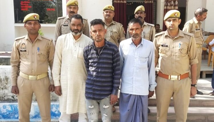 आंवला पुलिस ने तीन पशु तस्करों को गिरफ्तार कर अदालत में पेश किया
