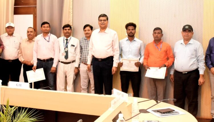 पूर्वोत्तर रेलवे महाप्रबंधक ने उत्कृष्ट कार्य करने वाले रेल कर्मियों को किया सम्मानित